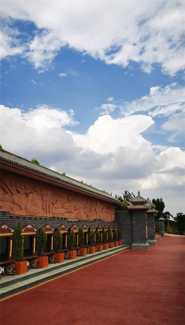 西安漢皇樹葬墓園在服務(wù)方面有哪些特色？