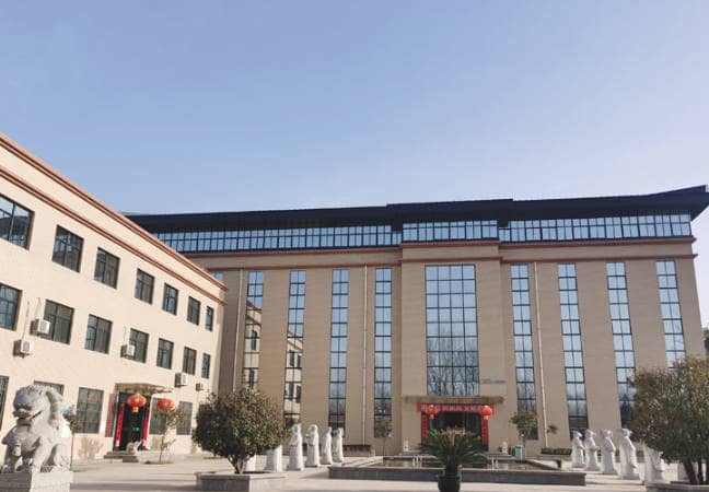 金南山陵園和神禾墓園在地理位置和交通方面各有什么優勢？