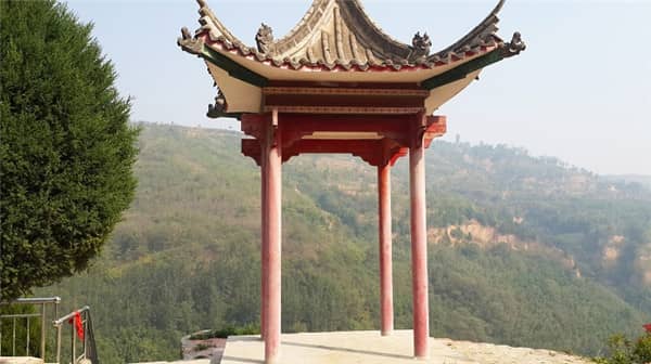 西安青山綠水壽陽山墓園總規模千余畝，設計安葬骨灰三十萬俱