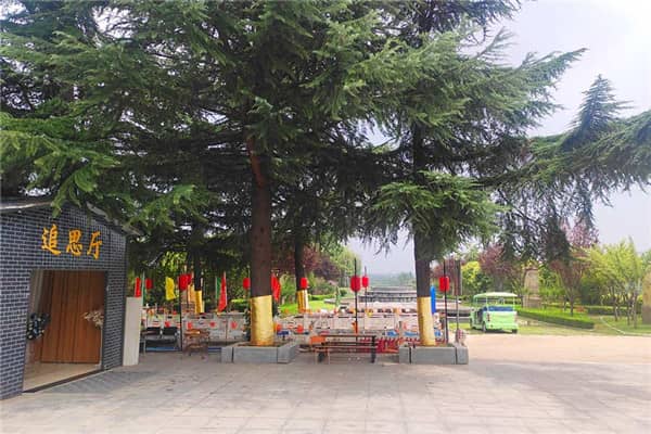 西安長安慈恩園墓地與壽陽山墓園在管理和服務(wù)上有何不同？