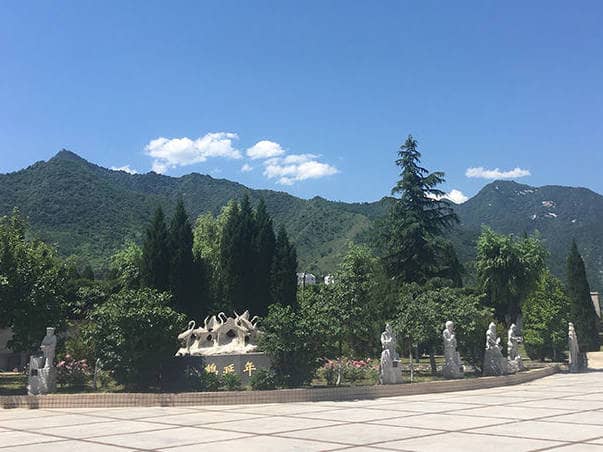 西安長安慈恩園墓地是如何將傳統喪葬習俗與現代理念相結合的？