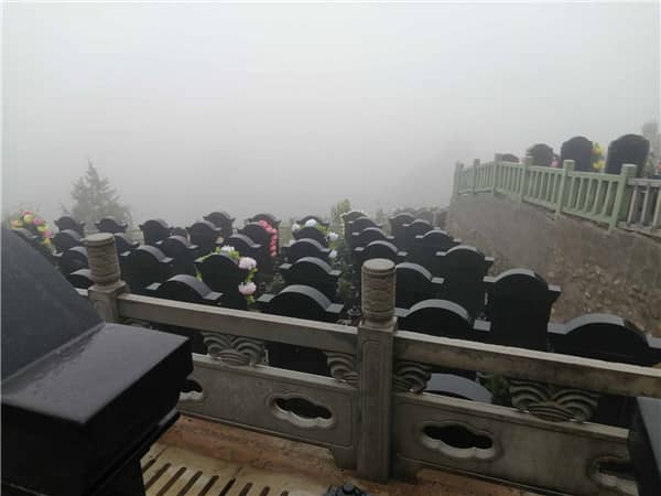 在前往西安九龍山公墓的路上，有哪些建議可以幫助游客更好地規劃行程和享受旅途？