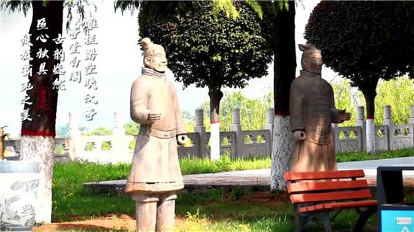 霸陵墓園坐落于帝陵之內,省內的皇家墓園
