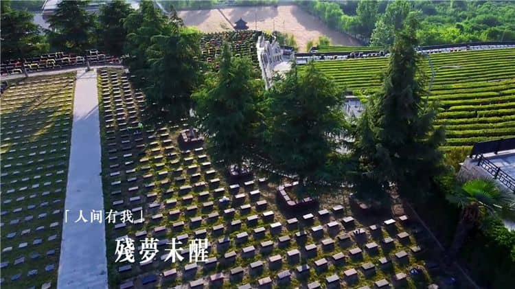 在西安霸陵墓園新區的功勛園，游客可以體驗到哪些獨特的紀念活動或儀式？