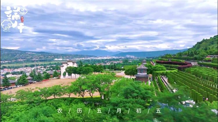 西安霸陵墓園新區(qū)是否提供便捷的停車服務，方便前來參觀或辦理業(yè)務的訪客？