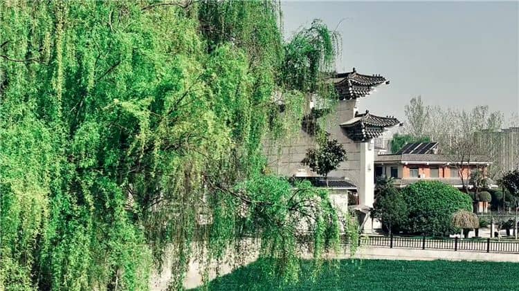 西安霸陵墓園新區(qū)有哪些特點(diǎn)，其地理位置如何？