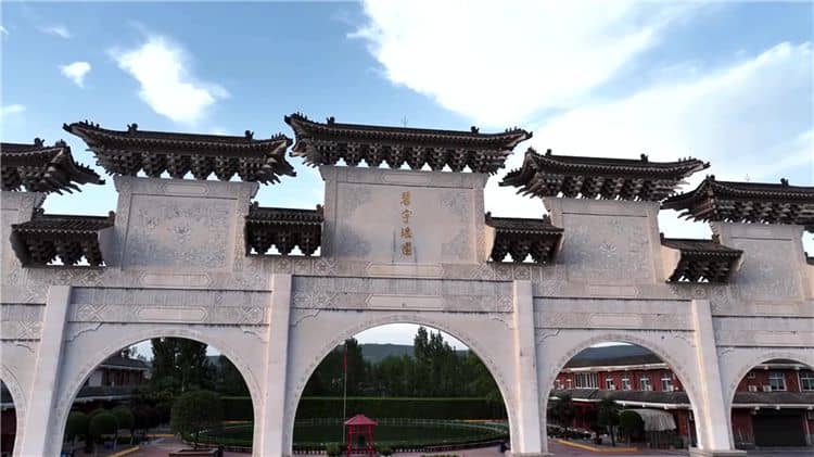 西安灞橋區霸陵墓園有哪些類型的墓地提供？