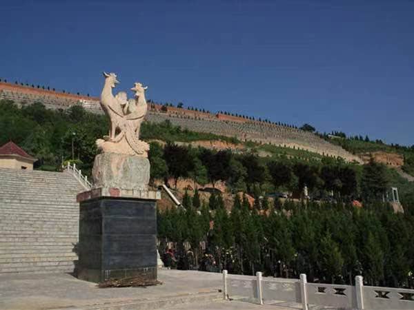 西安高橋墓園目前共分為多少個區域，并列舉出其中一些已經建成的區域名稱？