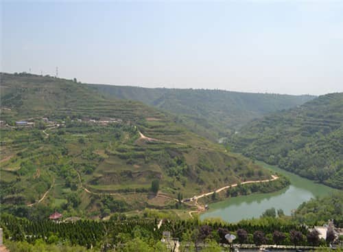 高橋墓園的具體位置在哪里，周邊有哪些自然景觀或人文特色？
