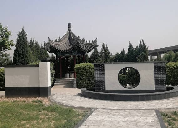 西安臥龍山福園的總占地面積是多少？它主要定位為什么類型的陵園？