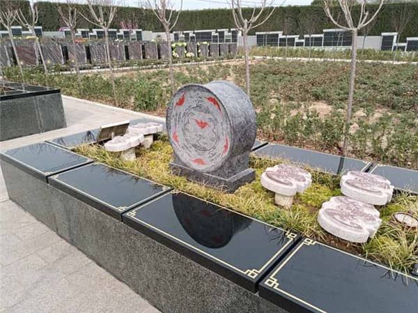 西安公墓產權到期后，家屬應該如何處理以確保墓地的持續使用？